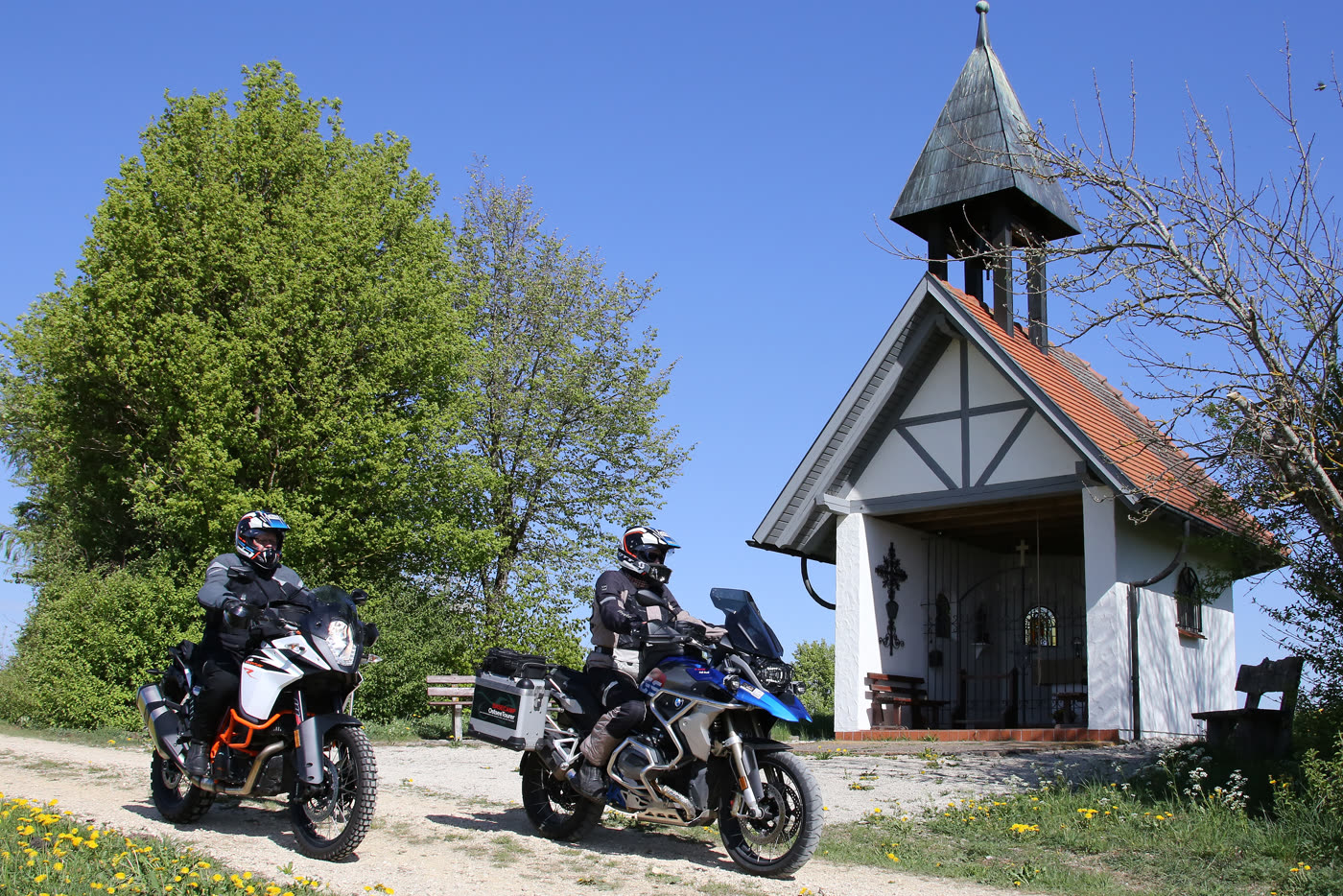 Motorräder vor der hölzernen Feldkapelle Hasenburren