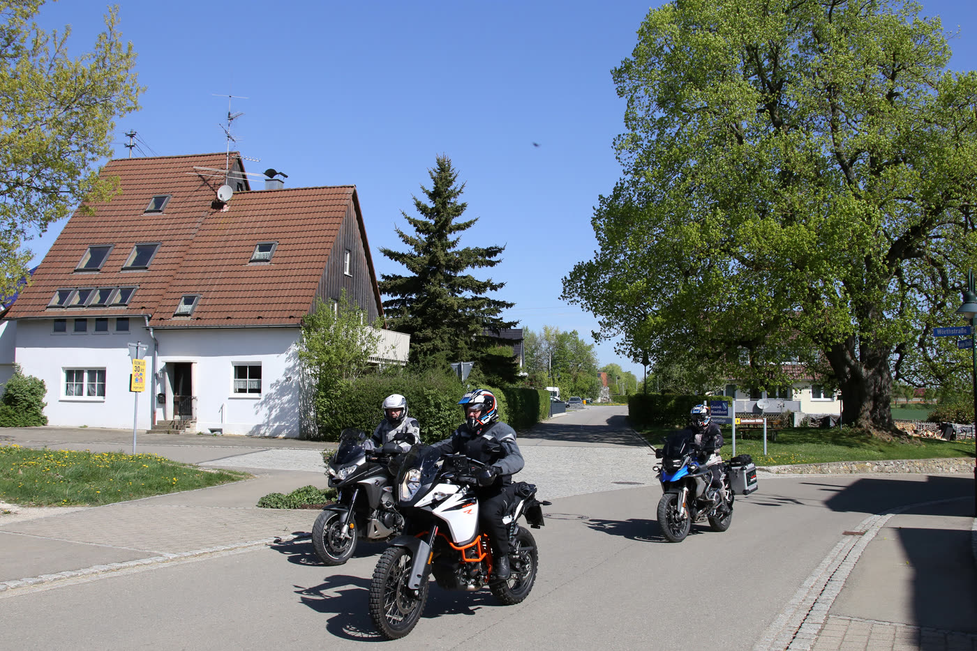 Motorräder auf der Dorfstraße von Heroldstatt