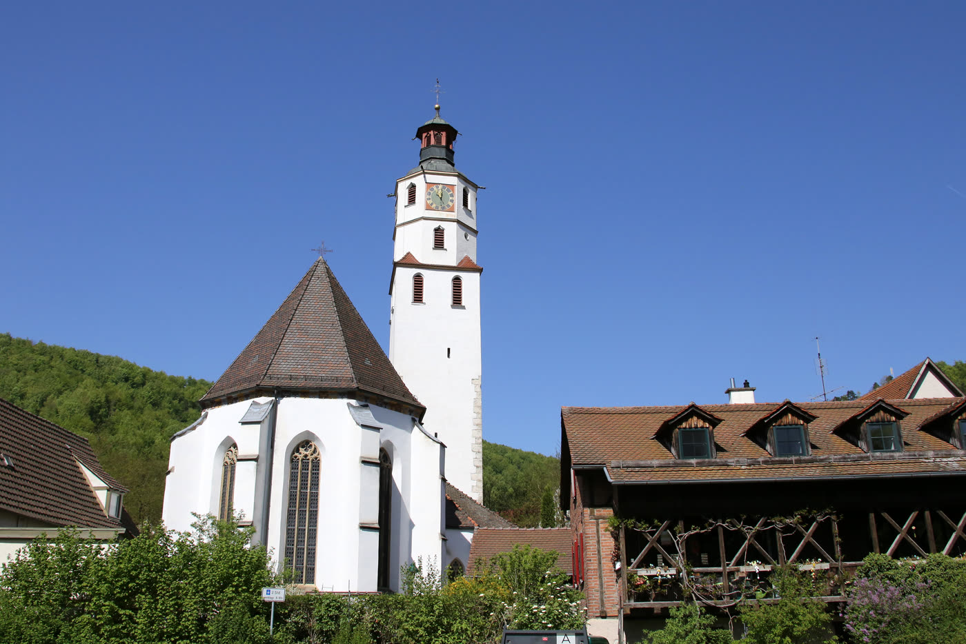 Die Stadtkirche von Blaubeuren mit weißem Turm